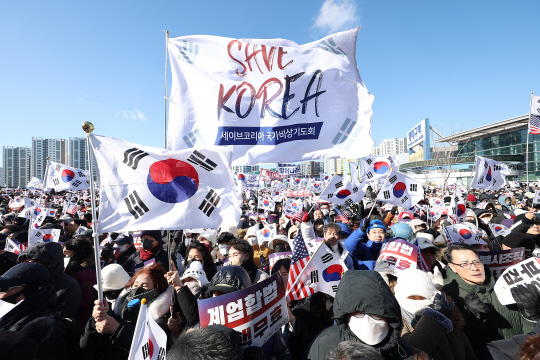 지난 2월8일 오후 동대구역 광장에서 개신교 단체 세이브코리아가 국가비상기도회를 열고 윤석열 대통령 탄핵 반대와 석방, 12·3 비상계엄 선포 강행 '합법' 등을 주장하고 있다. 해당 집회엔 국민의힘 소속 광역단체장인 이철우 경북지사가 참석해 연설했다.<연합뉴스 사진>